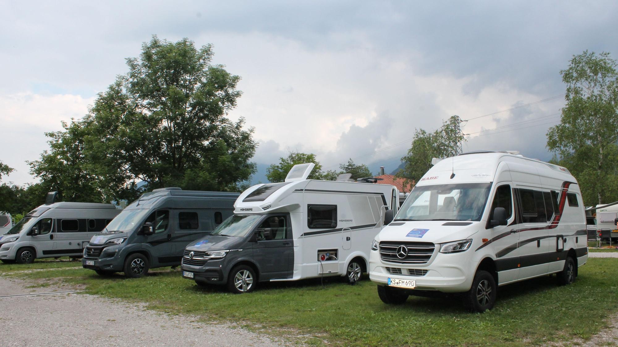 Wohnmobile auf einem Campingplatz in der italienischen Region Friaul