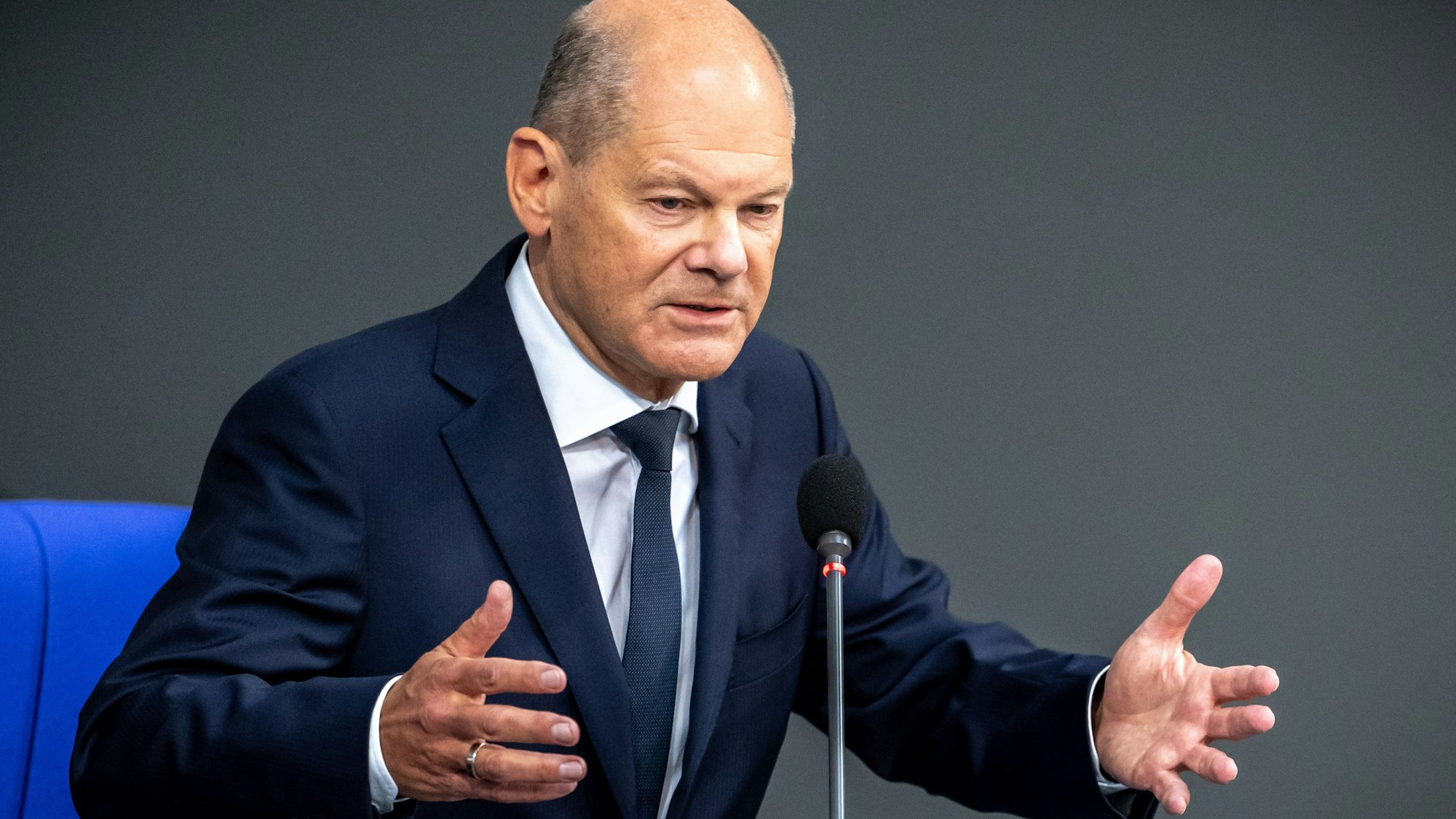 Bundeskanzler Olaf Scholz (SPD) während der Regierungsbefragung im Deutschen Bundestag.