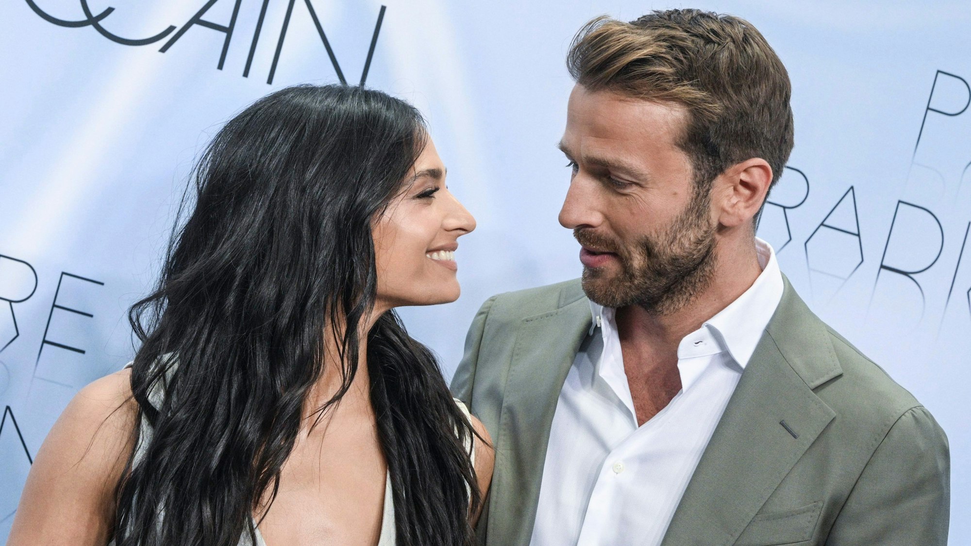 Amira Pocher und Christian Düren kommen zur Show des Labels Marc Cain in die Kolonnaden mit Triumphtor am Neuen Palais.