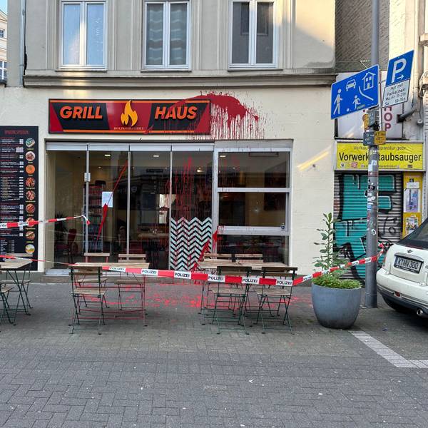In der Woche Ende Juni wurde das „Grill Haus“ erneut mit roter Farbe überzogen.