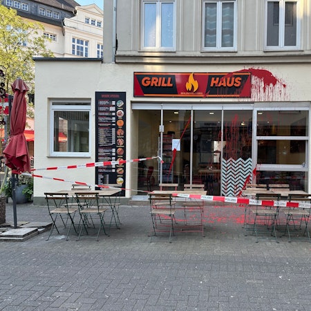 In der Woche Ende Juni wurde das „Grill Haus“ erneut mit roter Farbe überzogen.