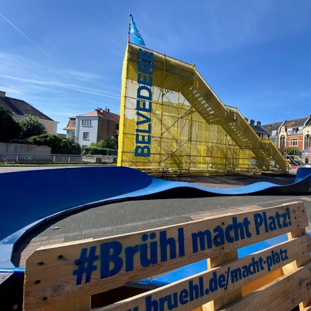 Zu sehen ist der Belvedere-Platz mit einem Aussichtsturm.