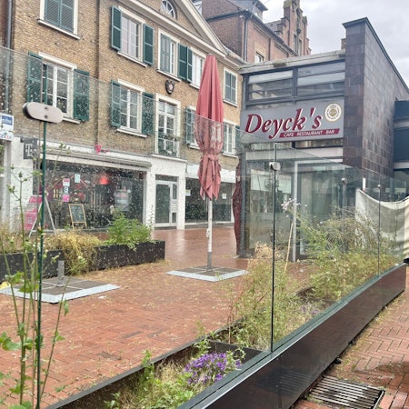 Am Beispiel des ehemaligen Café Deyck’s in der Opladener Fußgängerzone zeigt sich das ganze Dilemma, in dem die Politik in Leverkusen derzeit steckt.