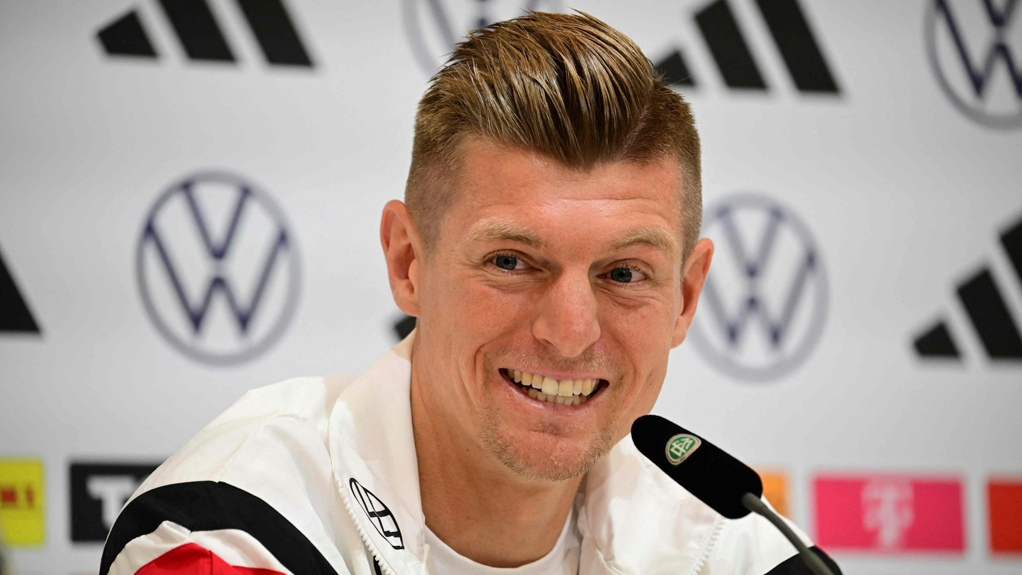 Toni Kroos lacht bei seiner vielleicht letzten Pressekonferenz als Profi-Fußballer vor dem Viertelfinale gegen Spanien.
