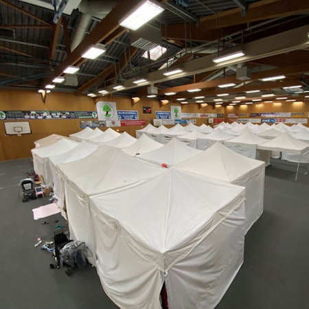 Auf dem Bild ist eine Unterkunft in einer Sporthalle zu sehen.