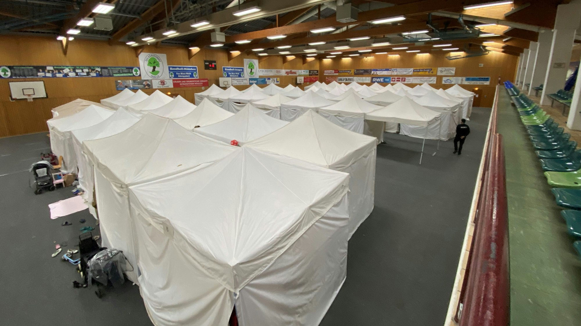 Auf dem Bild sind Pavillons in einer Sporthalle zu sehen.
