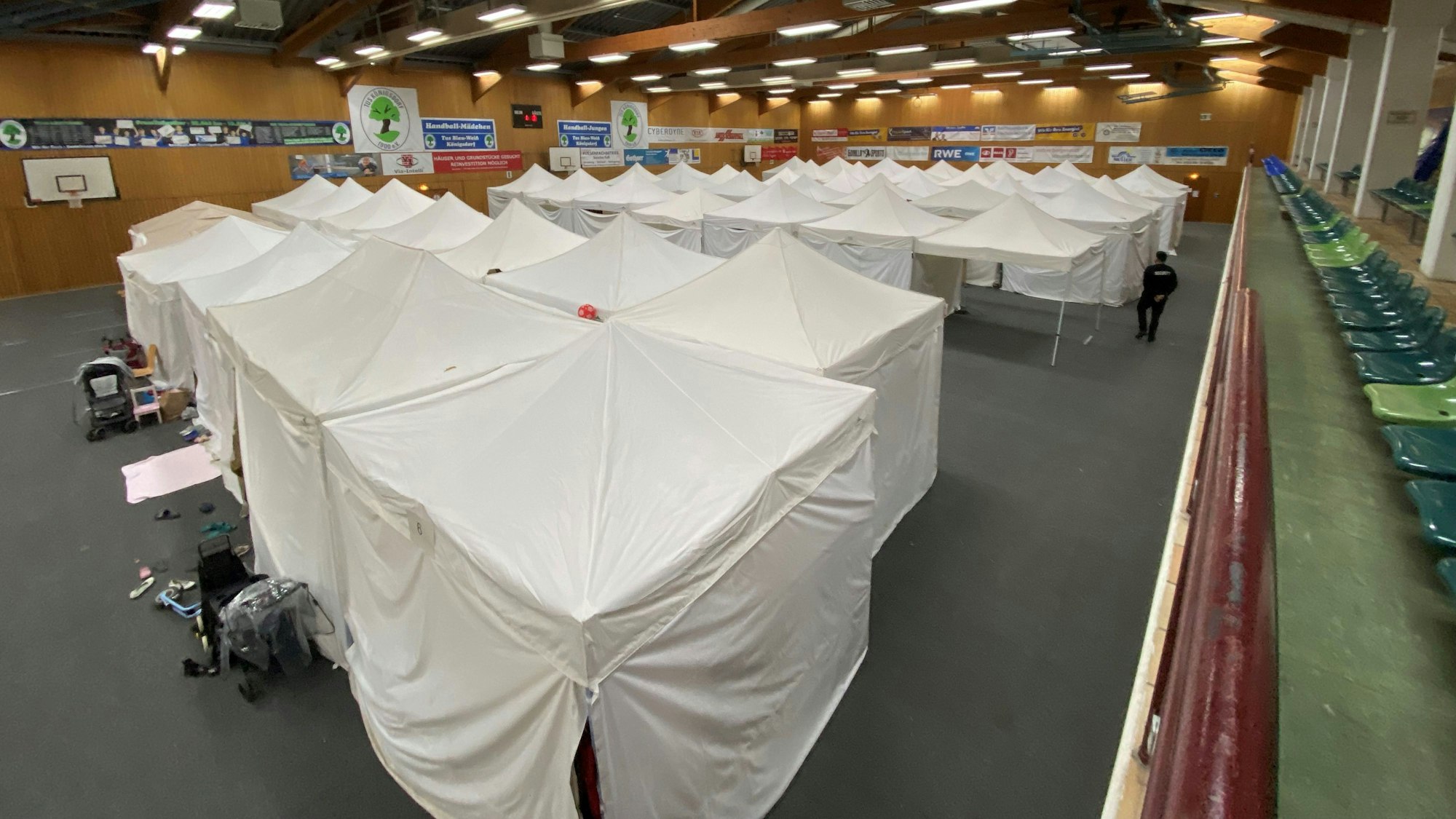 Auf dem Bild ist eine Zeltstadt in einer Turnhalle zu sehen.