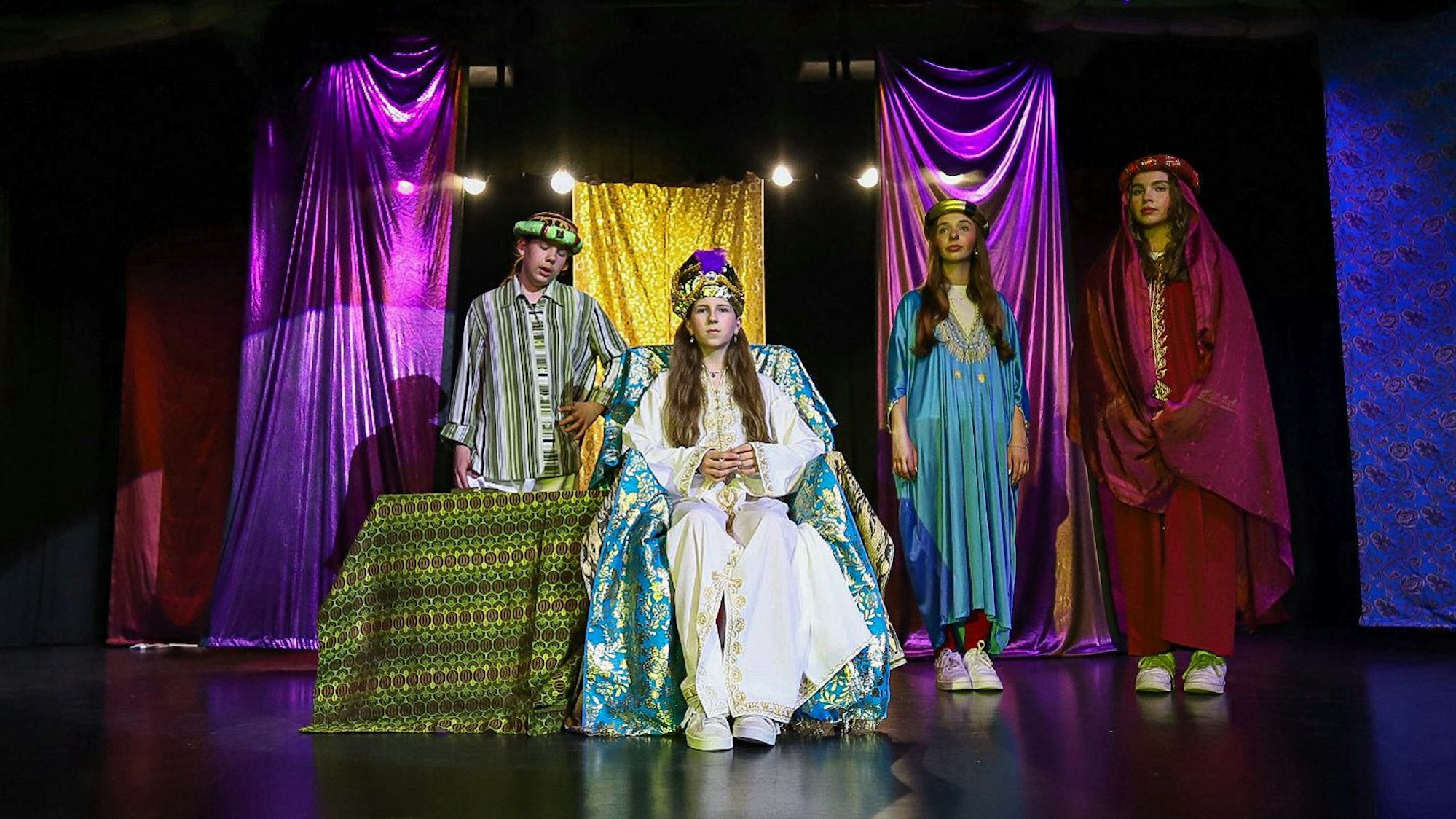 Schülerinnen und Schüler in orientalischen Kostümen