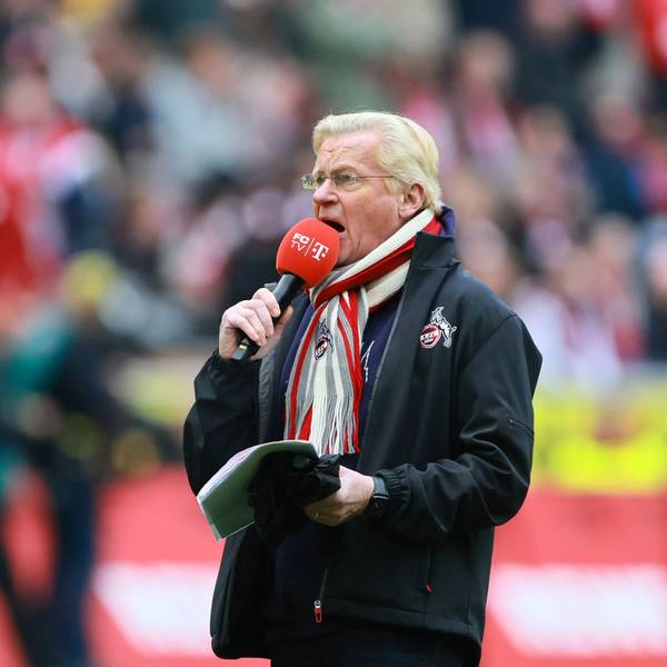 Michael Trippel, Stadionsprecher des 1. FC Köln, präsentiert vor dem Heimspiel gegen den SV Darmstadt 98 die Aufstellungen.