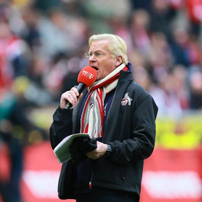 Michael Trippel, Stadionsprecher des 1. FC Köln, präsentiert vor dem Heimspiel gegen den SV Darmstadt 98 die Aufstellungen.