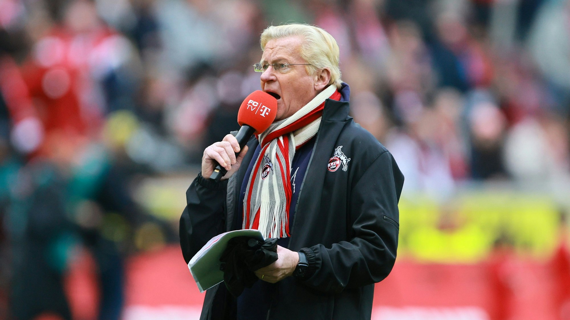 Michael Trippel, Stadionsprecher des 1. FC Köln, präsentiert vor dem Heimspiel gegen den SV Darmstadt 98 die Aufstellungen.