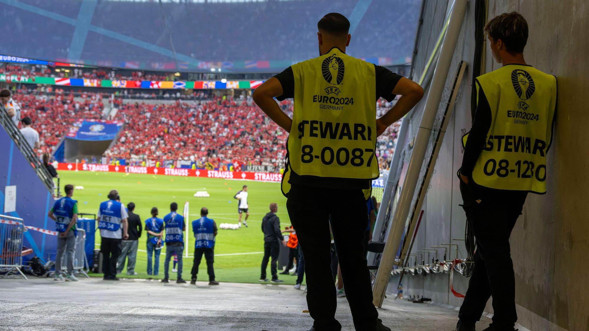 Ordner stehen am Zugangstor des Stadions in Frankfurt während der Begegnung Deutschland gegen die Schweiz. (Symbolbild)