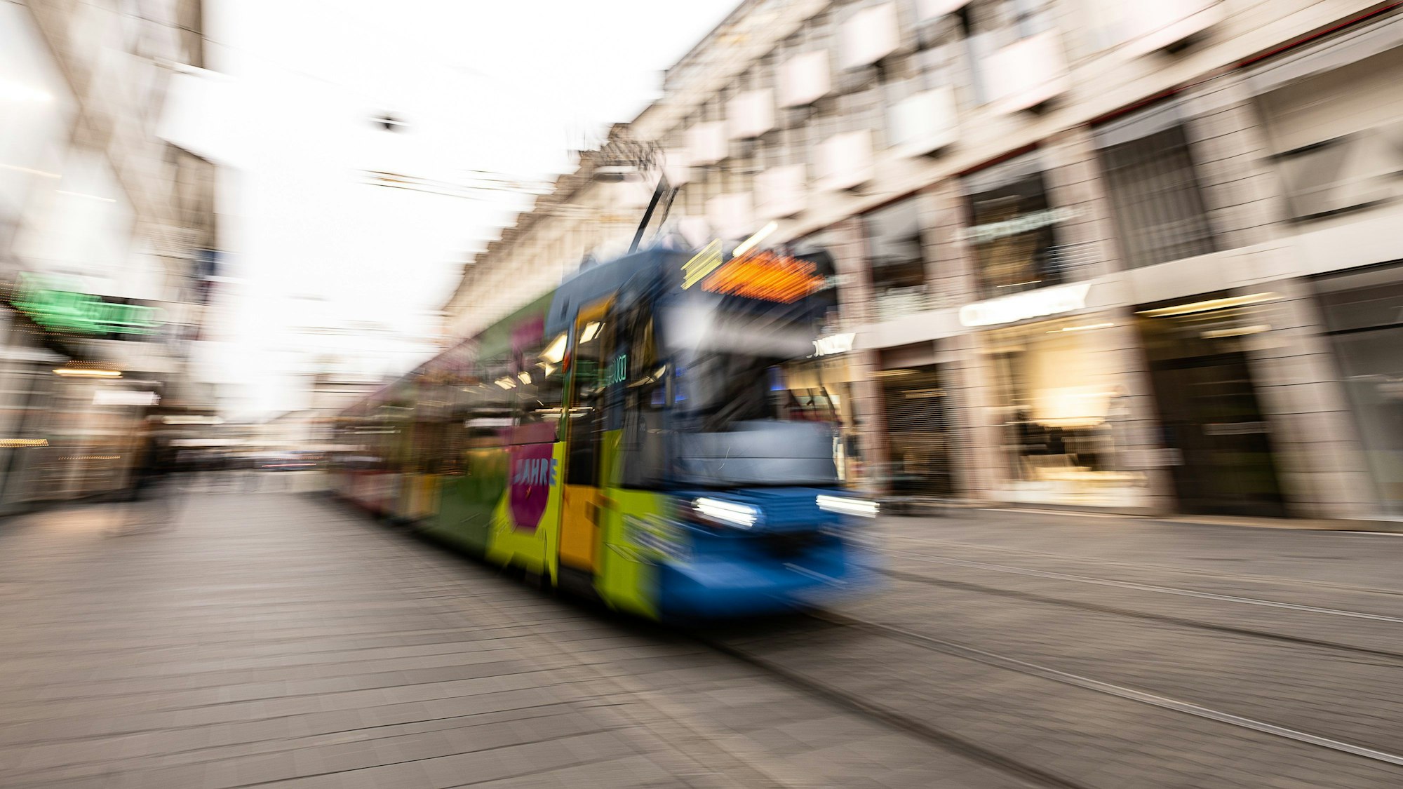 Eine Straßenbahn fährt durch Kassel.