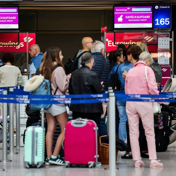 03.07.2024, Nordrhein-Westfalen, Düsseldorf: Passagiere stehen am Flughafen in einer Warteschlange vor den Gepäckaufgabe- und Check-In-Schaltern von Eurowings. Foto: Christoph Reichwein/dpa +++ dpa-Bildfunk +++