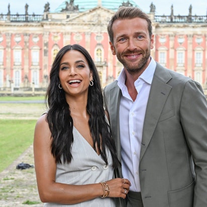 Amira Pocher und Christian Düren kommen zur Show des Labels Marc Cain in die Kolonnaden mit Triumphtor am Neuen Palais.