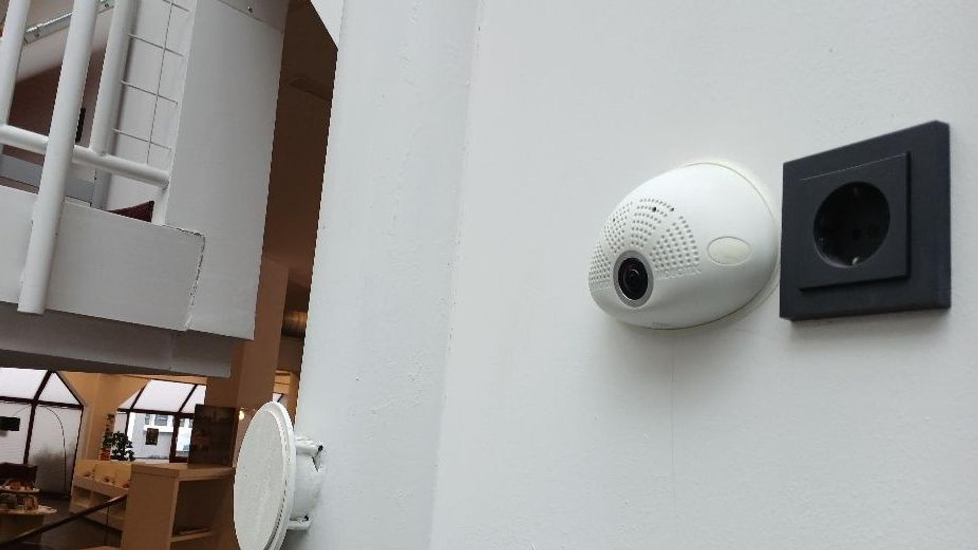Überwachungskamera an der Wand einer Bücherei