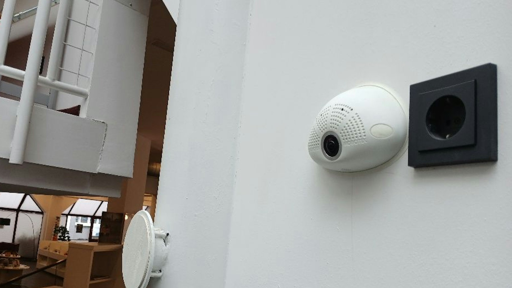 Überwachungskamera an der Wand einer Bücherei