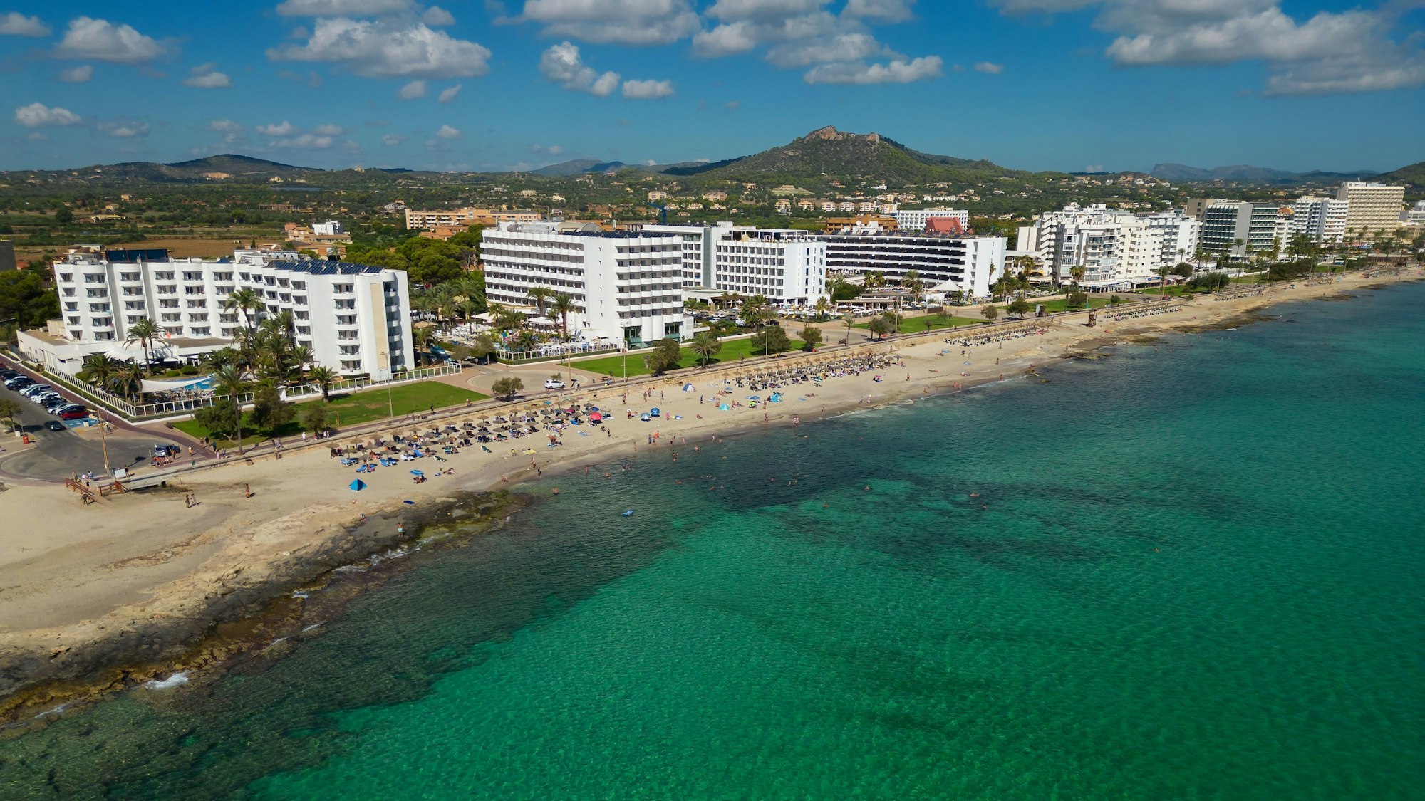 Blick auf den Strand von Cala Millor auf Mallorca. Hier ist ein deutscher Badegast ums Leben gekommen.