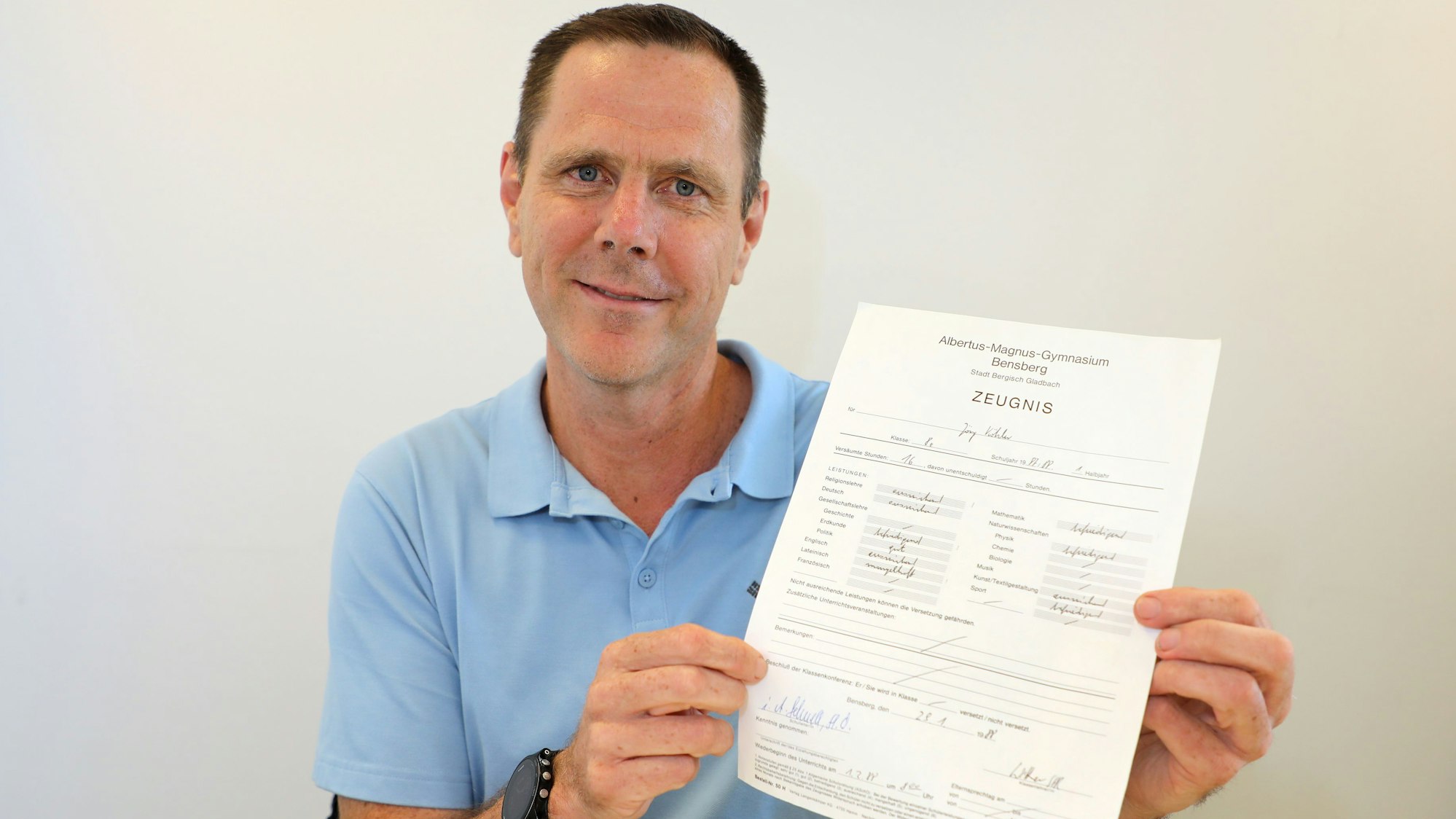 Bergisch Gladbachs Feuerwehrchef Jörg Köhler hält sein Zeugnis aus der achten Klasse am Bensberger Albertus-Magnus-Gymnasium in den Händen.