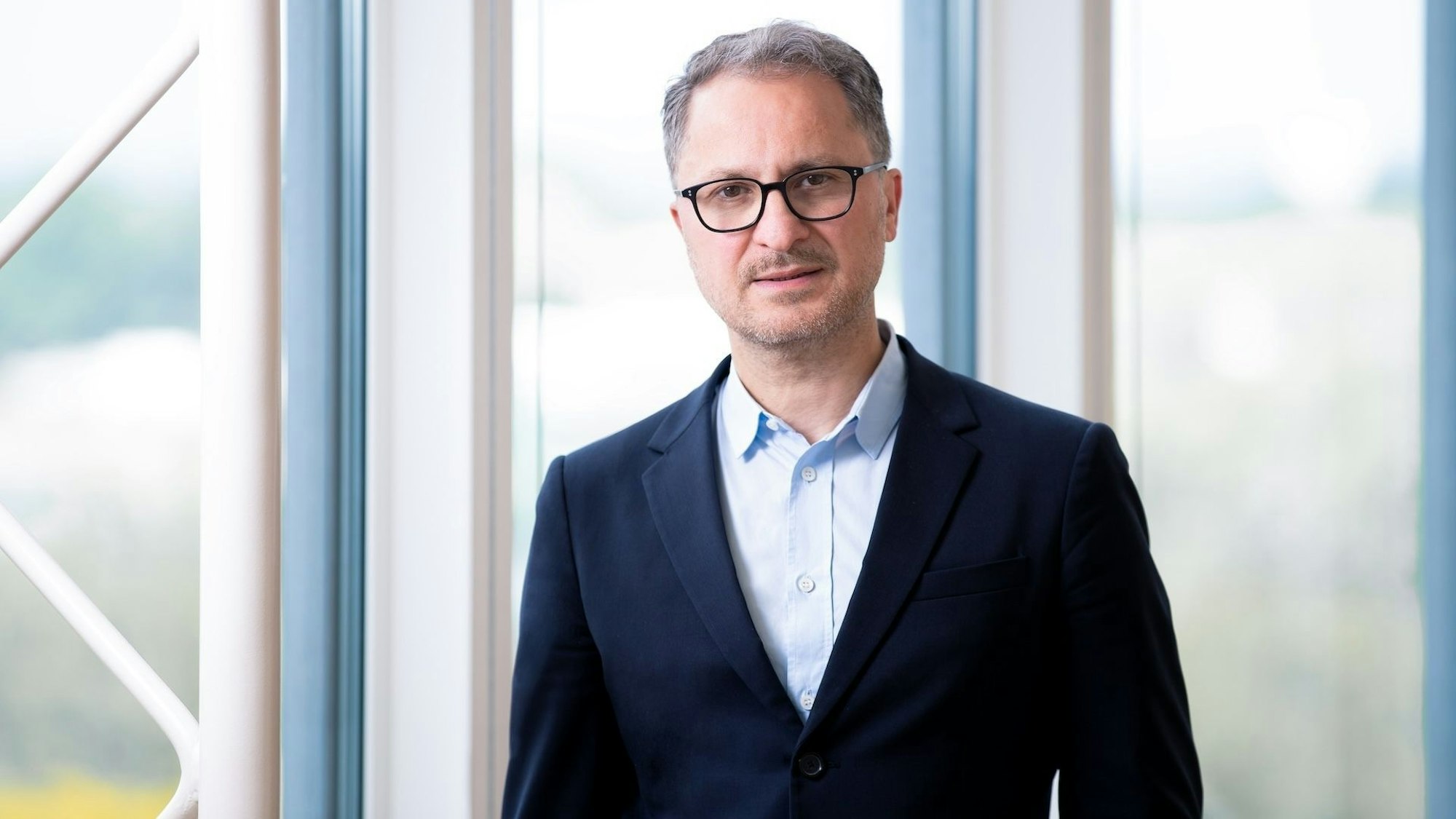 Yilmaz Dziewior schaut in die Kamera.