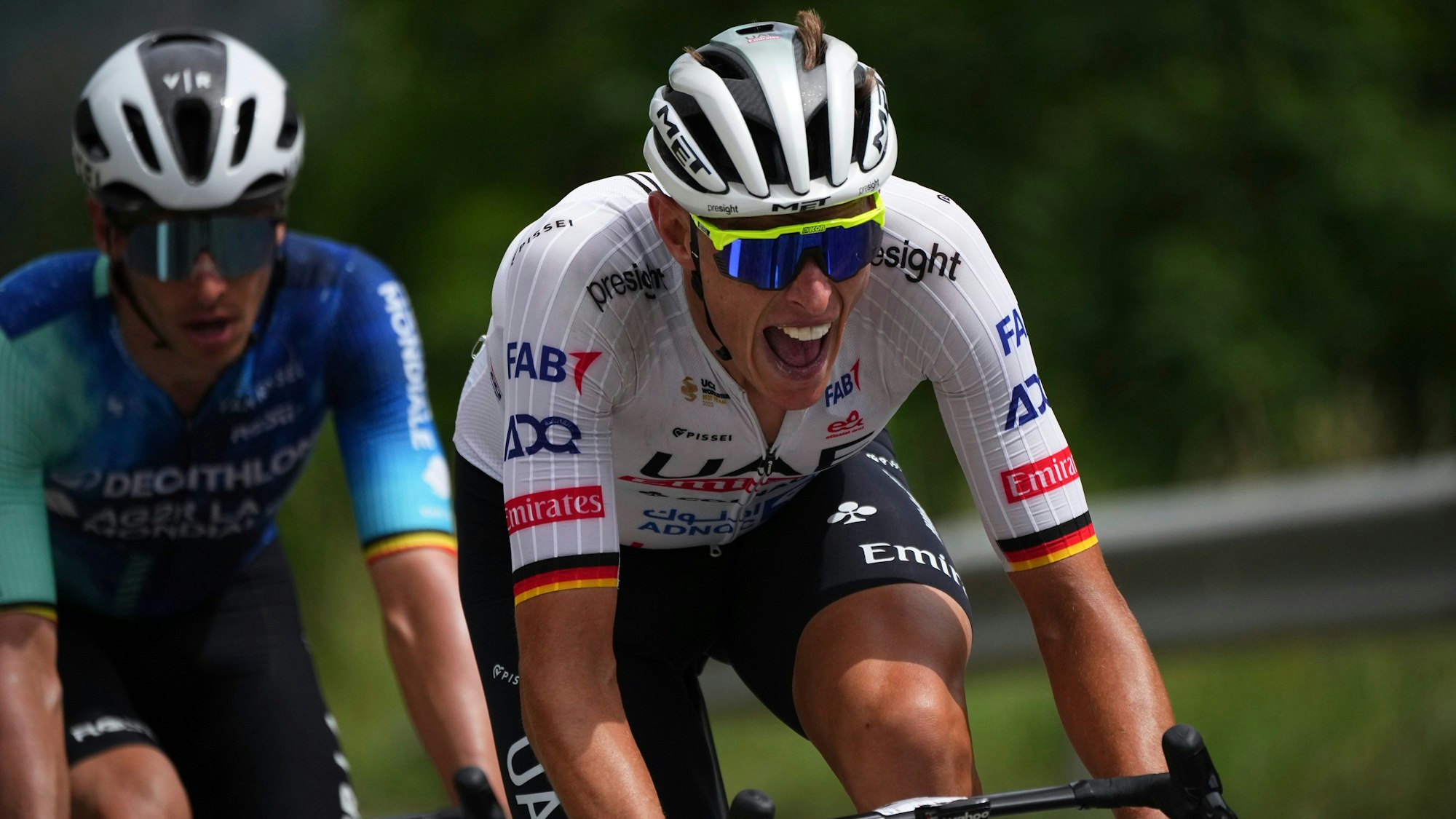 Der Kölner Nils Politt fährt für UAE Team Emirates an der Spitze des Peloton bei der vierten Etappe der Tour de France 2024.