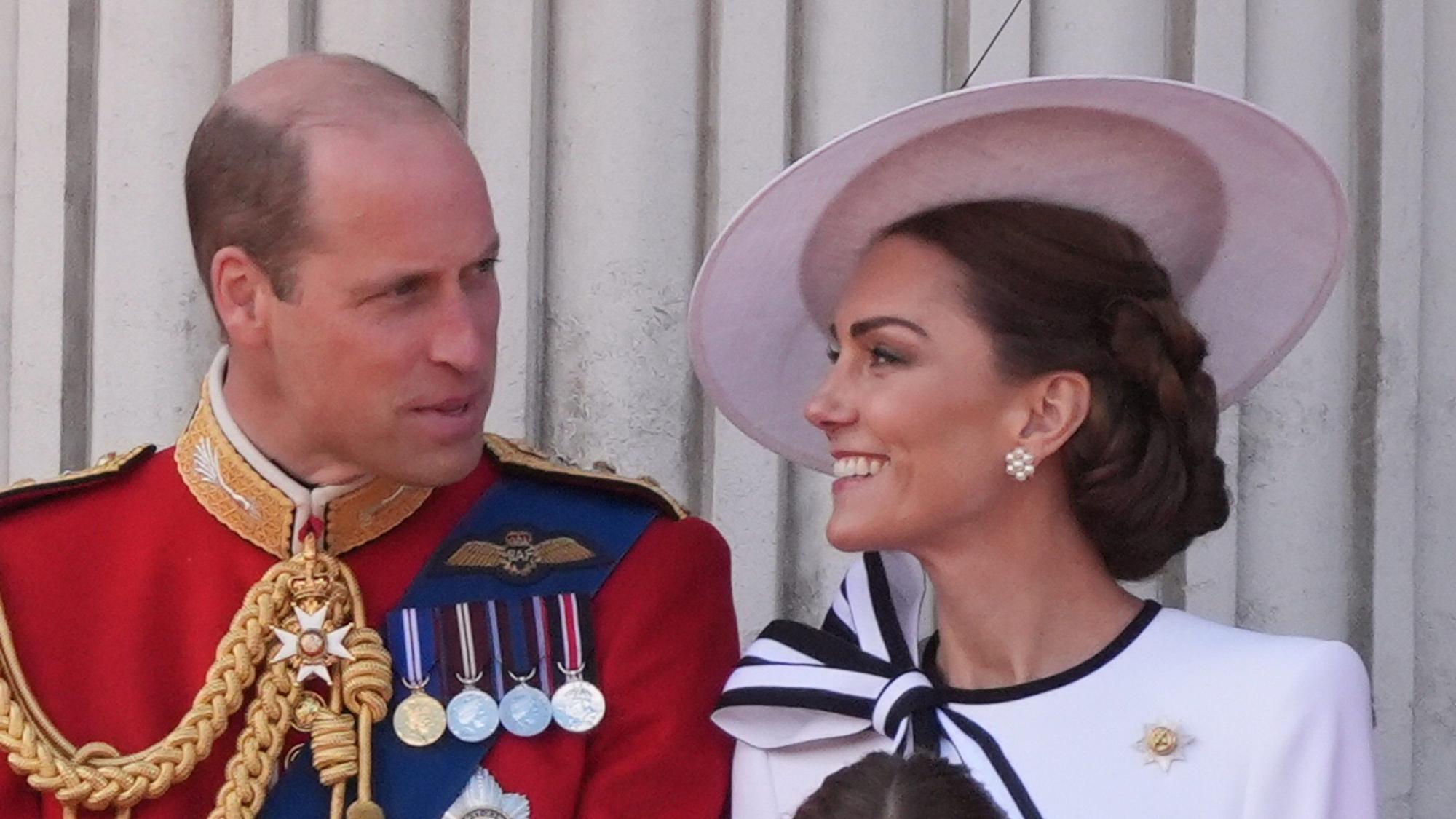 Prinz William und Prinzessin Kate auf dem Balkon des Buckingham Palastes bei der Flugschau im Anschluss an die „Trooping the Colour“-Zeremonie.