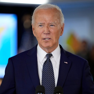 US-Präsident Joe Biden spricht während eines Besuchs in der Notrufzentrale des D.C. Emergency Operations Center.