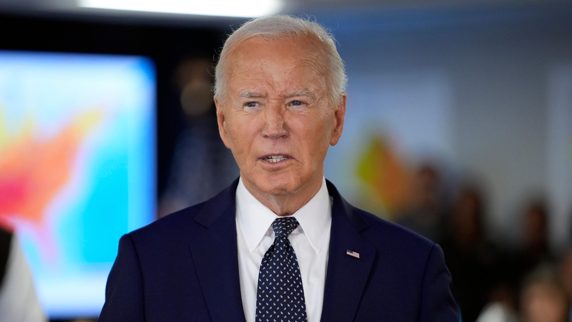 US-Präsident Joe Biden spricht während eines Besuchs in der Notrufzentrale des D.C. Emergency Operations Center.