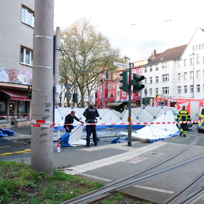 Das Bild zeigt einen Verkehrsunfall aus April 2024 auf der Ecke Sülzgürtel/Luxemburger Straße. Am Montagnachmittag (1. Juli) ist an fast der gleichen Stelle eine 29-Jährige verletzt worden.