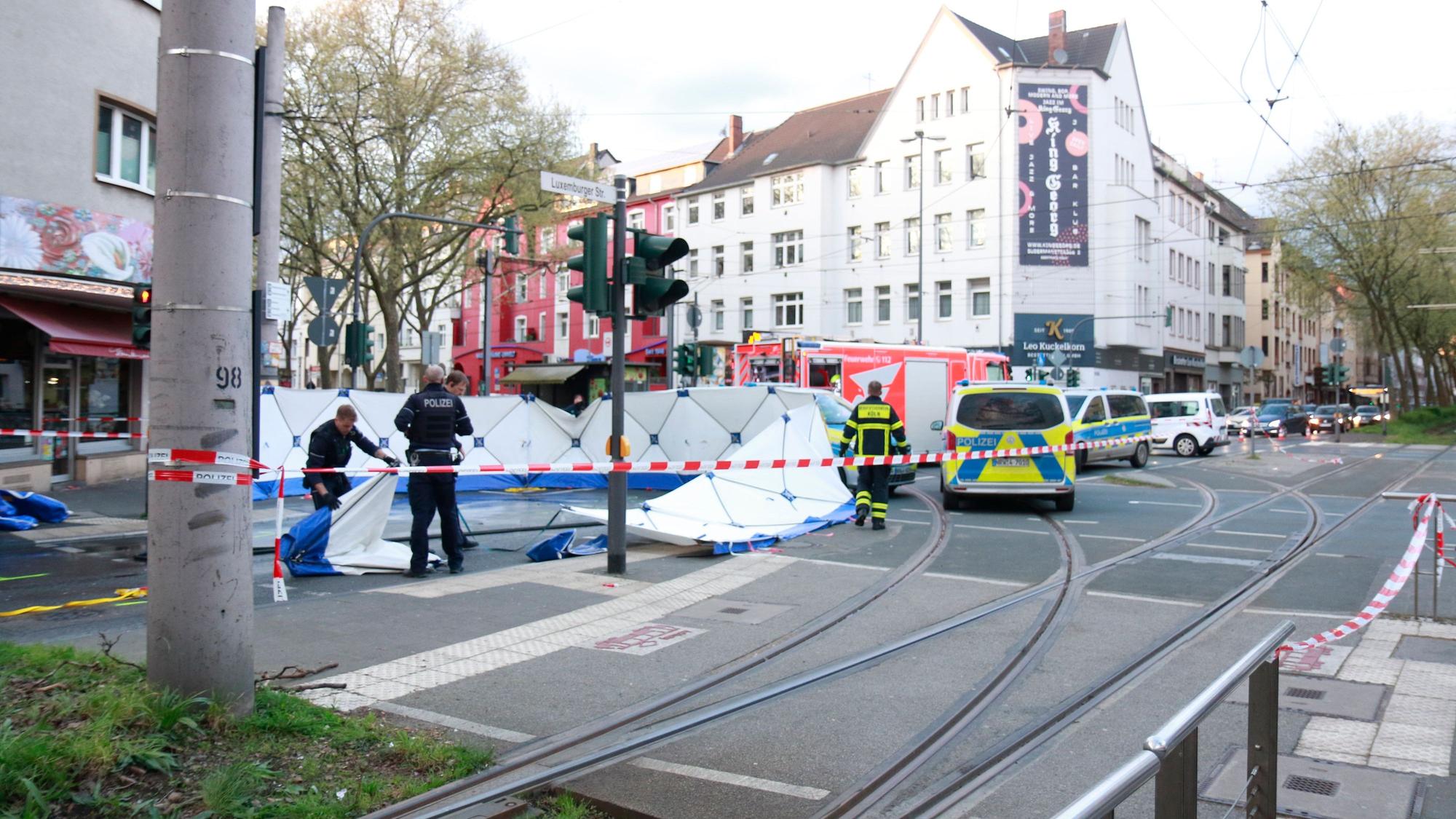 Das Bild zeigt einen Verkehrsunfall aus April 2024 auf der Ecke Sülzgürtel/Luxemburger Straße. Am Montagnachmittag (1. Juli) ist an fast der gleichen Stelle eine 29-Jährige verletzt worden.