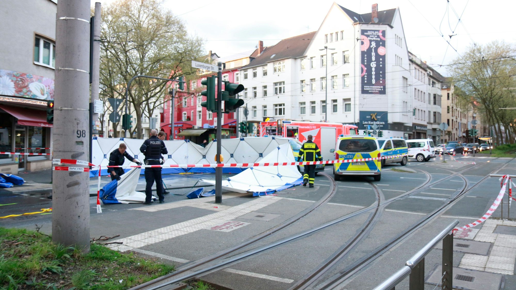 Das Bild zeigt einen Verkehrsunfall aus April 2024 auf der Ecke Sülzgürtel/Luxemburger Straße. Am Montagnachmittag (1. Juli) ist an fast der gleichen Stelle eine 29-Jährige verletzt worden.