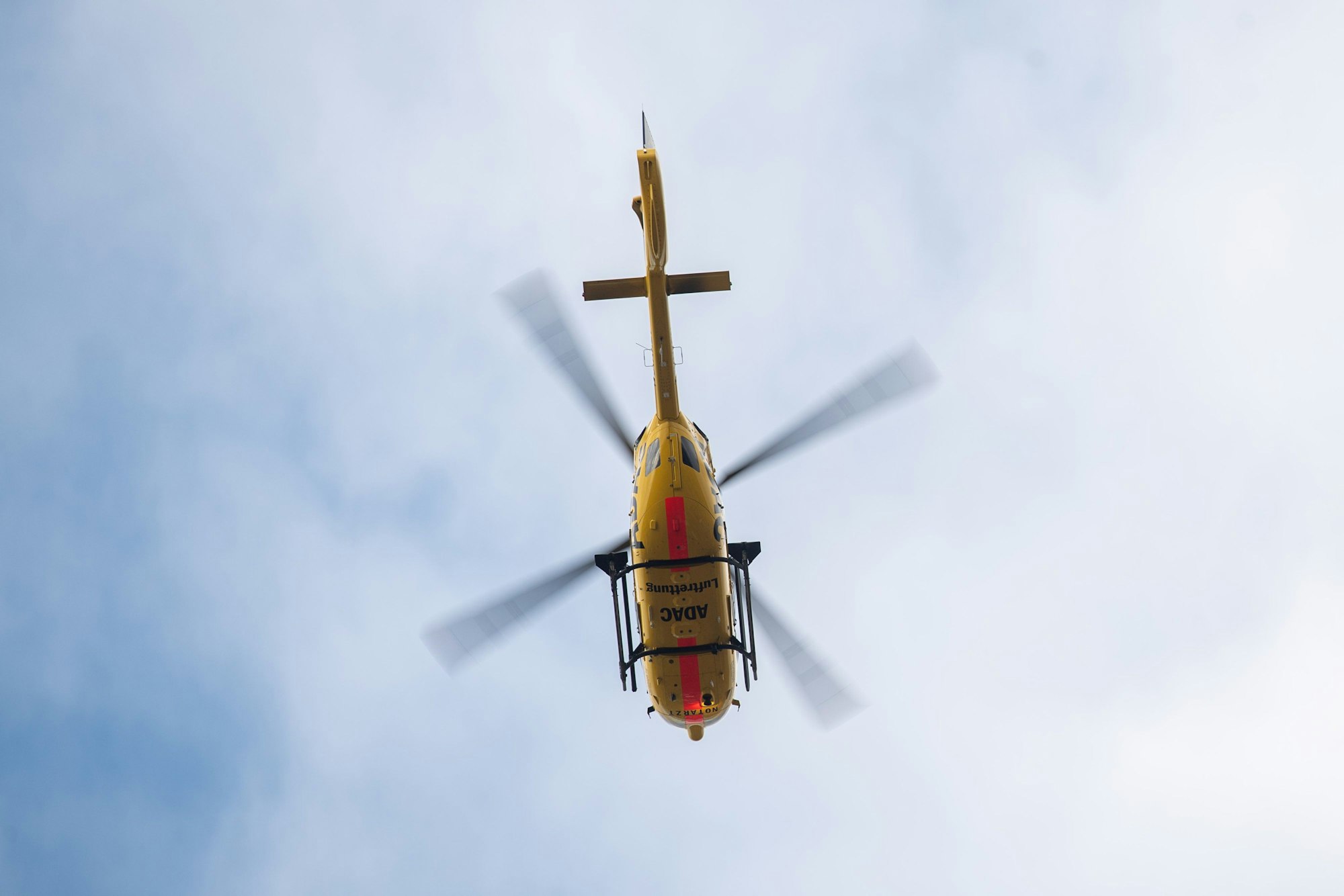 Ein Hubschrauber des ADAC fliegt.