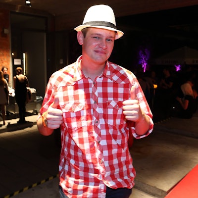 Falko Ochsenknecht hält die Daumen hoch.