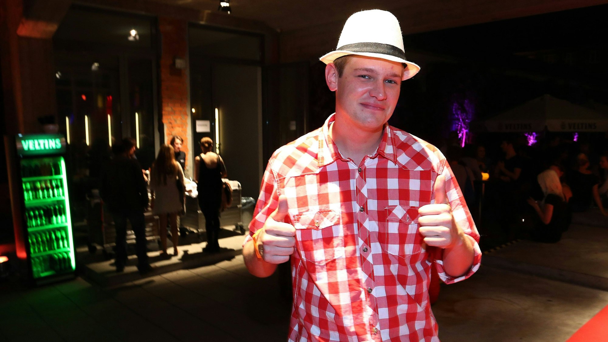 Falko Ochsenknecht hält die Daumen hoch.