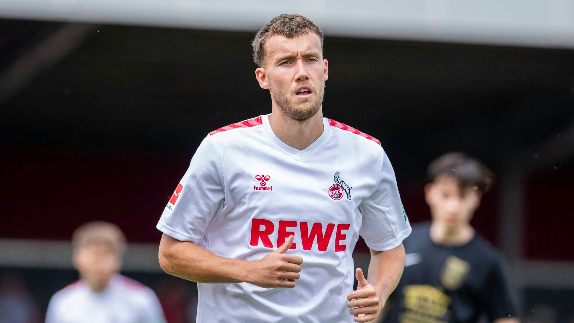 Stürmer Luca Waldschmidt vom 1. FC Köln leitet einen Angriff im Testspiel gegen Rheingold Poll ein.