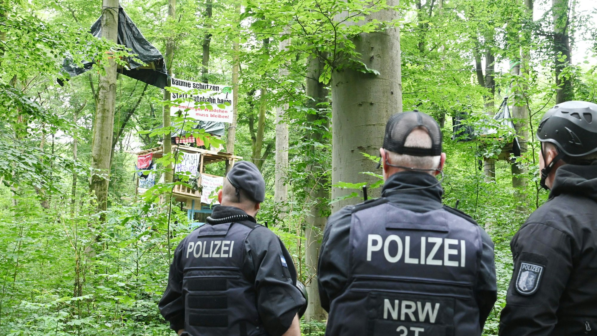 Die Polizei im Gremberger Wäldchen.