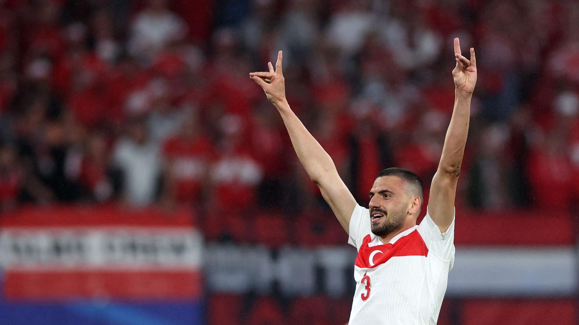 Merih Demiral jubelt nach seinem zweiten Treffer mit dem „Wolfsgruß“ der faschistischen „Grauen Wölfe“.