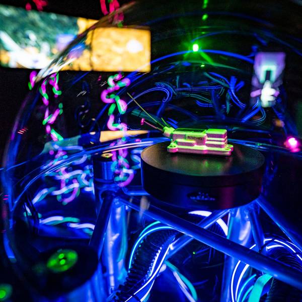 Farbig leuchtende Lichter in einer Installation.
