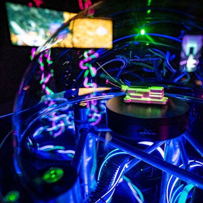 Farbig leuchtende Lichter in einer Installation.