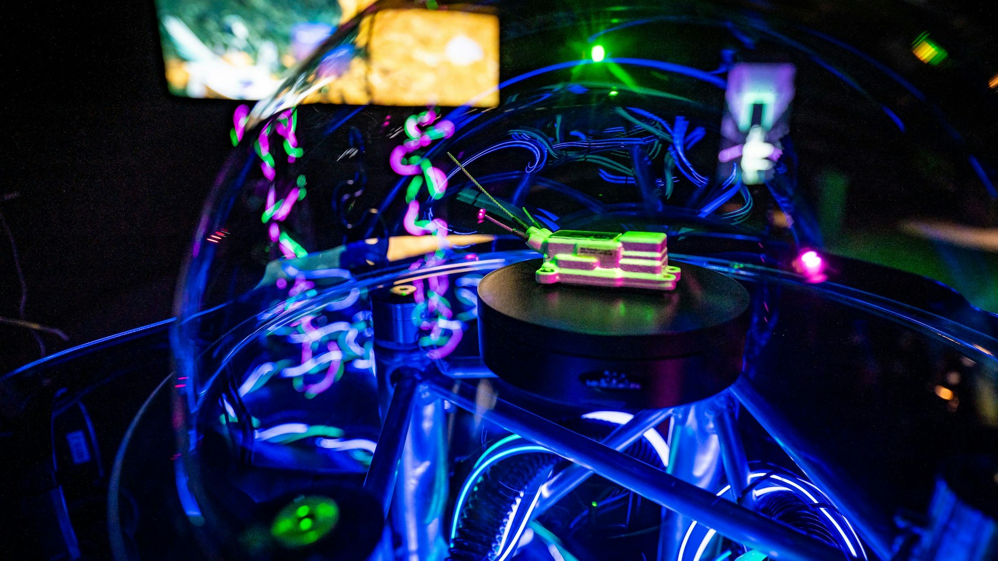 Farbig leuchtende Lichter in einer Installation.