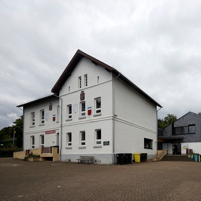 Das Bild zeigt den Gebäudekomplex der Grundschule in Hellenthal-Reifferscheid.