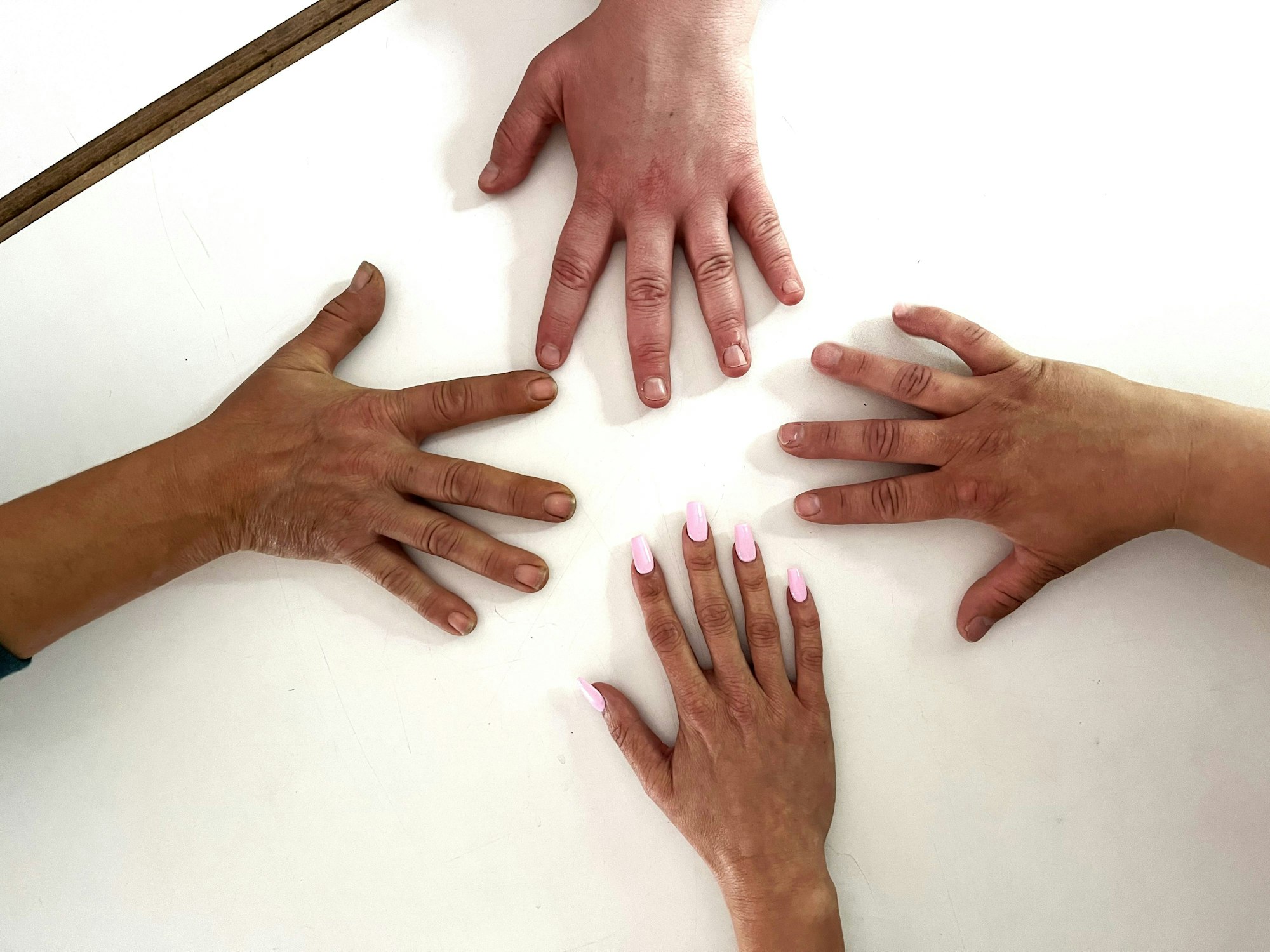 Auf dem Foto sind Hände von vier Frauen zu sehen.
