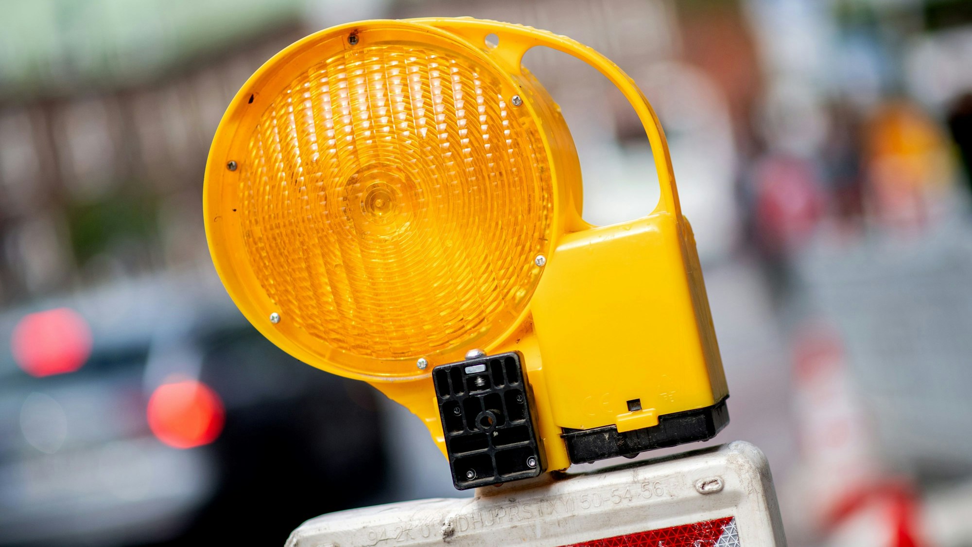 Eine Leitbake mit einer Warnleuchte steht an einer Straßenbaustelle