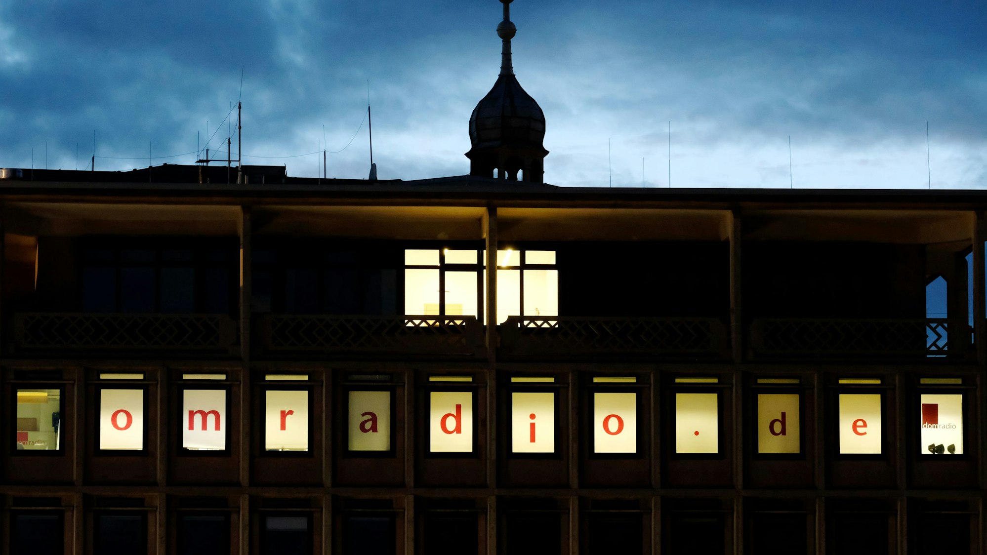 Die Redaktionsräume des „domradio“ befinden sich im Gebäude des „Domforum“ gegenüber dem Kölner Dom.