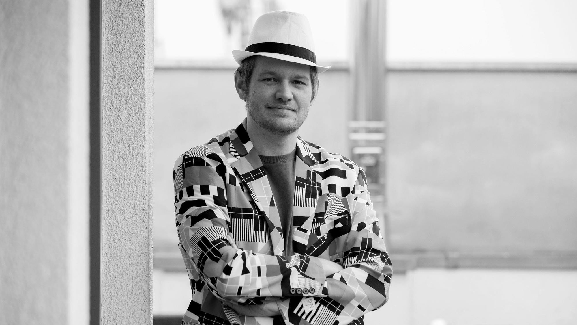 Realitydarsteller Falko Ochsenknecht trägt Hut und Jackett.