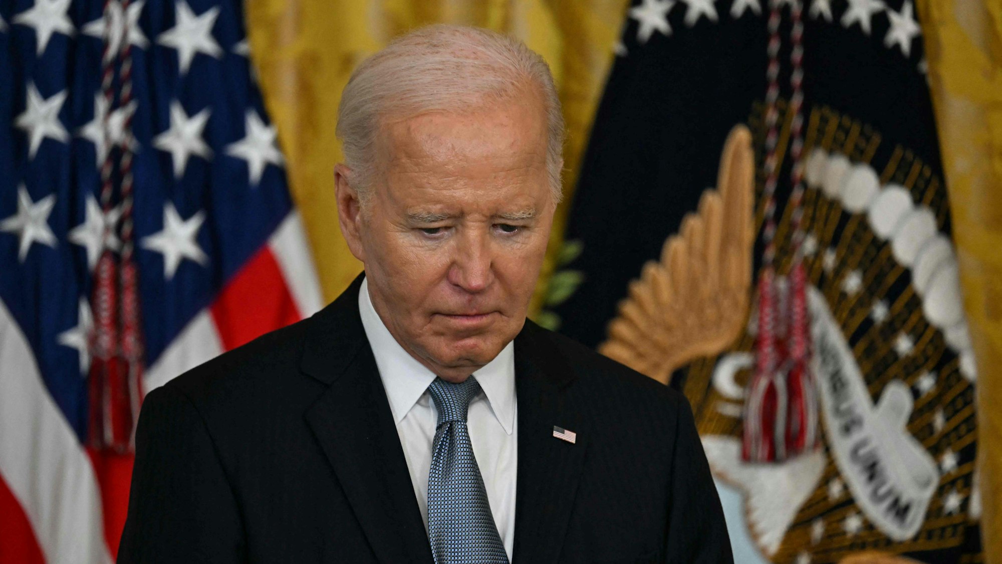 US-Präsident Joe Biden spricht während der Medal of Honor Zeremonie im East Room des Weißen Hauses in Washington.