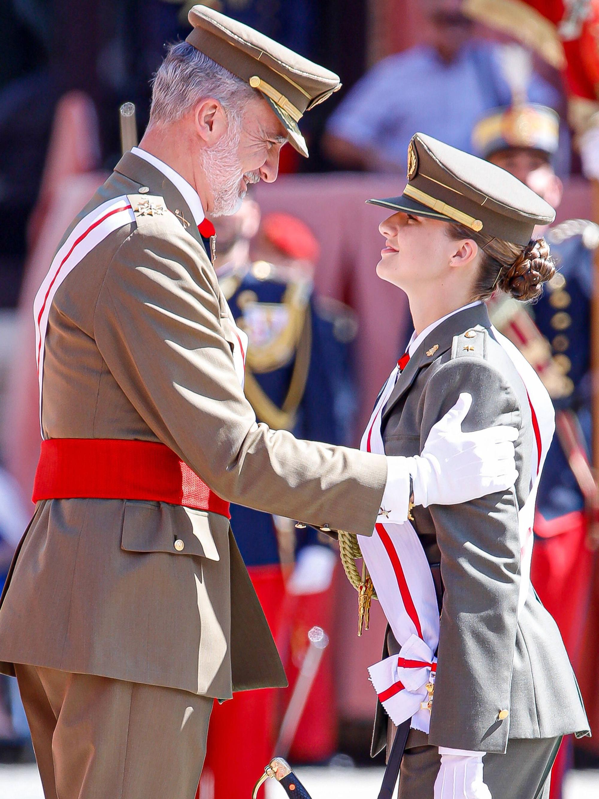 König Felipe ehrt die Prinzessin von Asturien.