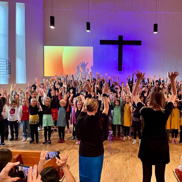 Viele Kinder auf einer Kirchenbühne