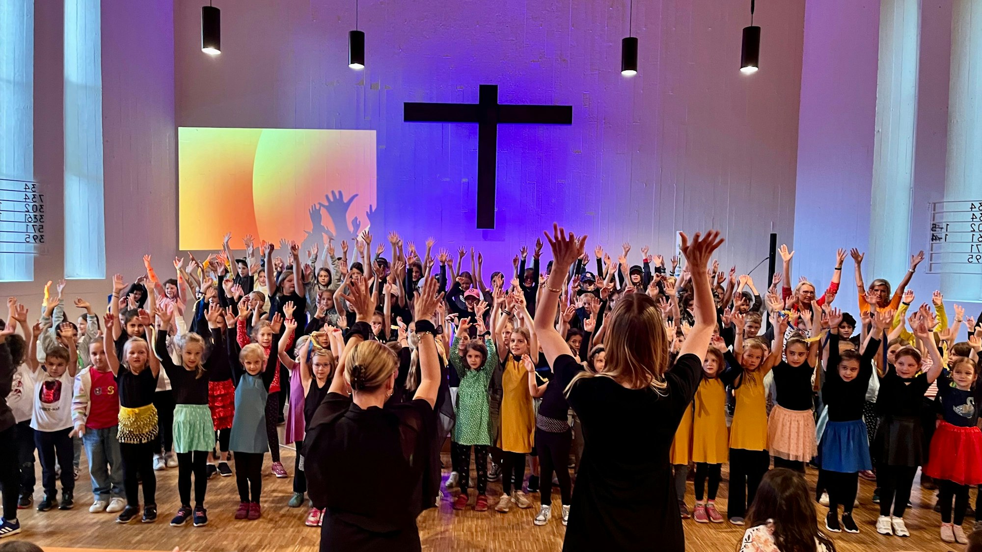 Viele Kinder auf einer Kirchenbühne