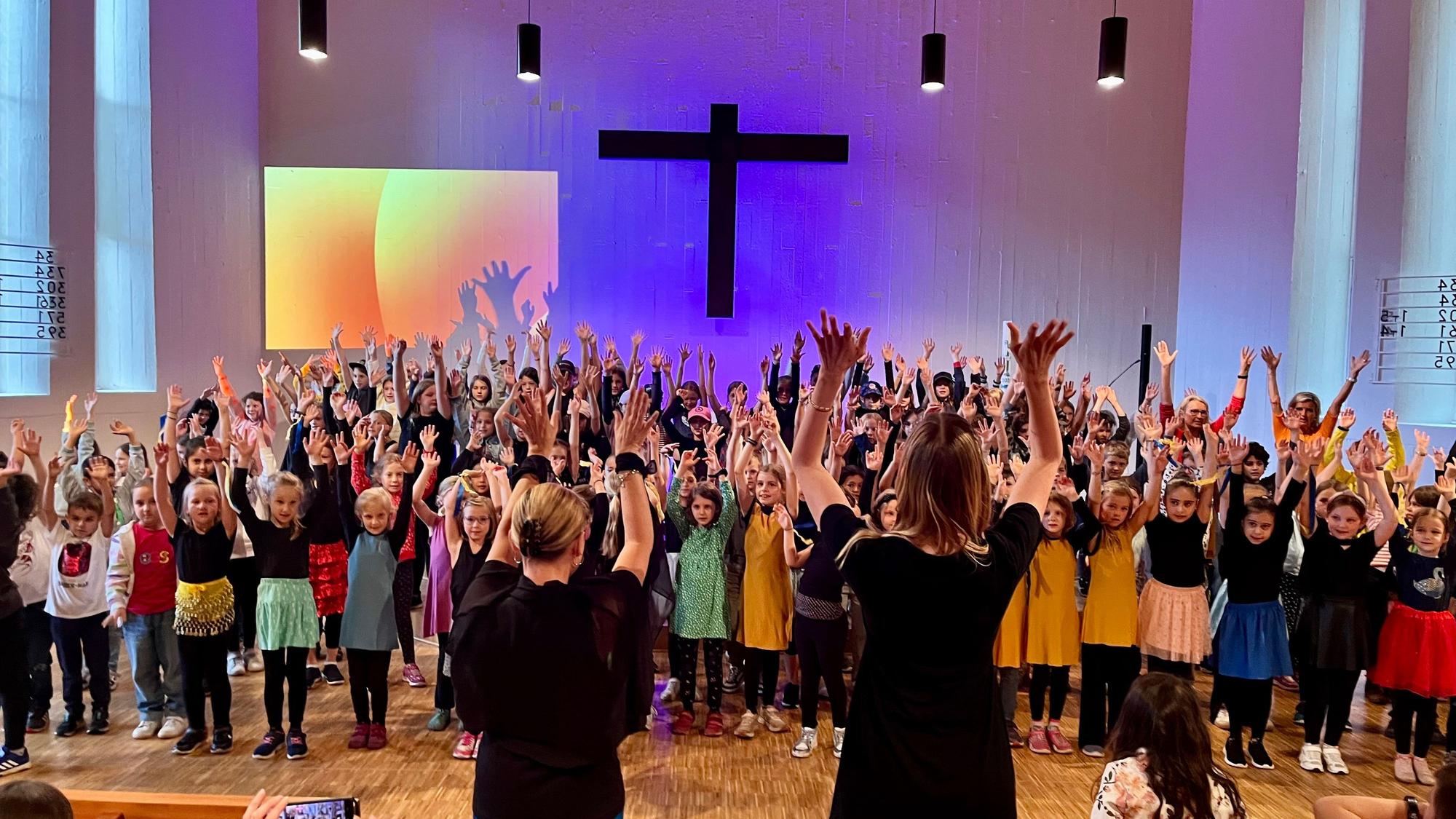 Grundschüler der GGS Morsbroicher Straße tanzten im letzten Jahr zum Thema „Vielfalt“.